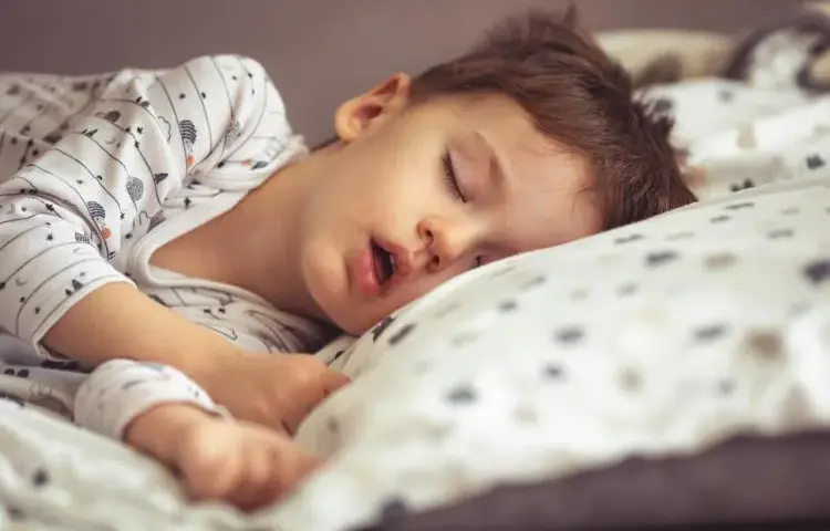 Dlaczego dziecko śpi z otwartą buzią? Możliwe przyczyny i skutki