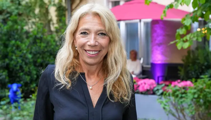 Glückliche Frau mit blonden Haaren und Perlenkette, vielleicht bei einer Feier wie der lisa federle hochzeit.
