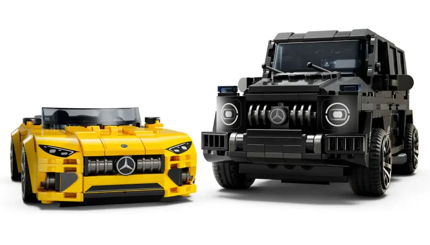 Zwei LEGO Mercedes-Benz Modelle: ein gelber Sportwagen und ein schwarzer Geländewagen, Teil des Sets lego 76924.