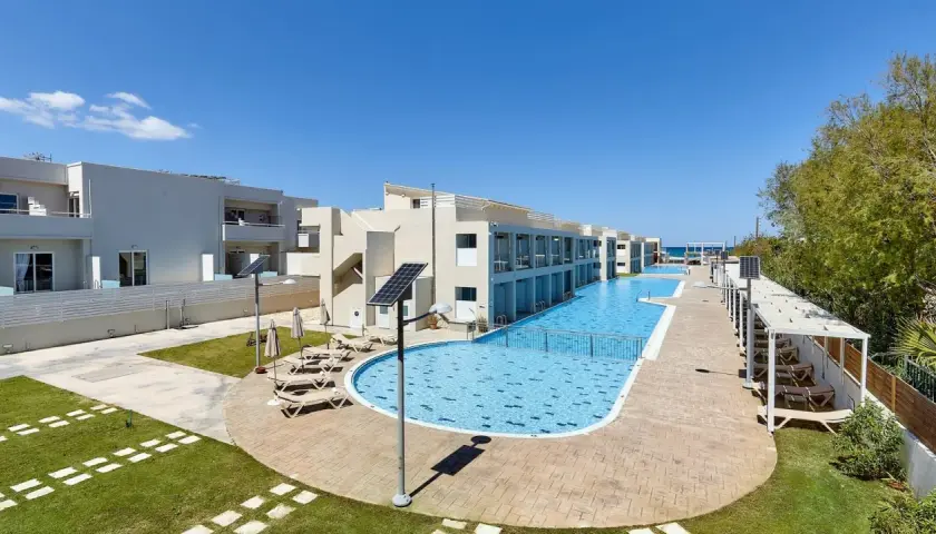 Nowoczesny hotel z basenem i leżakami, idealny na wakacje w St. Constantin.