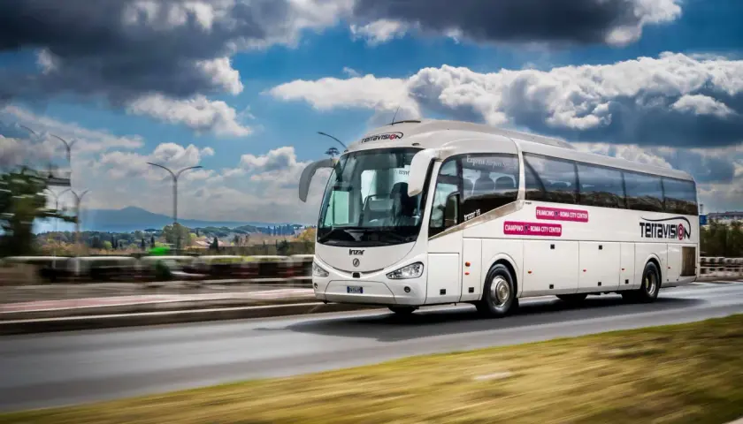 Autocar blanc Terravision, navette aéroport, circulant sur une route près de Fiumicino.
