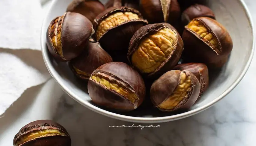 Castagne in friggitrice ad aria, cotte alla perfezione, con la buccia aperta che rivela il loro interno dorato e invitante.