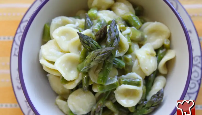 Orecchiette traditionnelles aux asperges, un plat simple et savoureux.