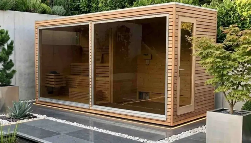 Moderne Gartensauna mit Glasfront, die zum Entspannen einlädt. Ein Traum, wenn man eine Sauna bauen möchte.