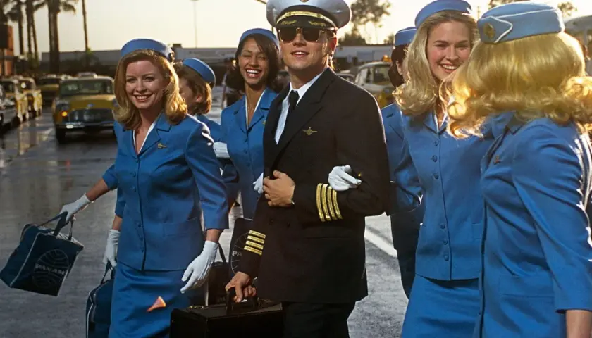 Kapitan Frank Abagnale Jr. w otoczeniu stewardess Pan Am. Czy uda Ci się go złapać, jeśli potrafisz?