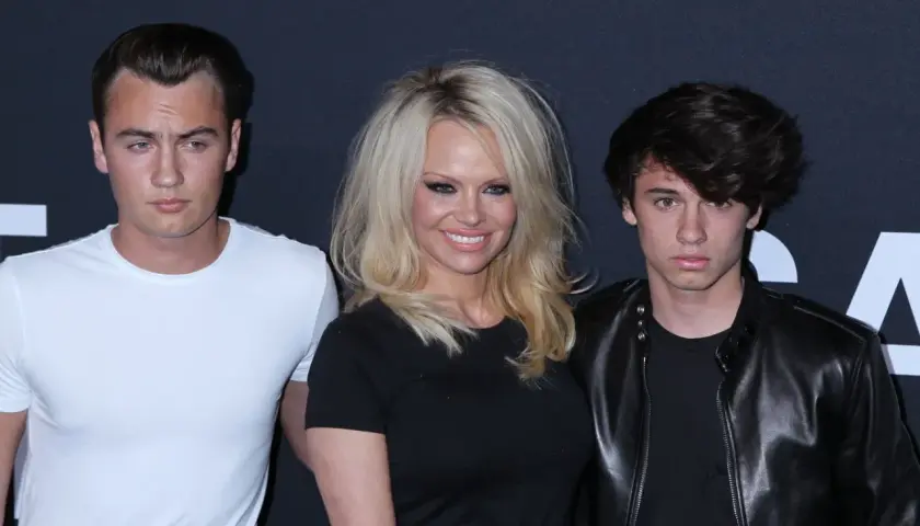 Pamela Anderson z synami Brandonem i Dylanem na premierze.
