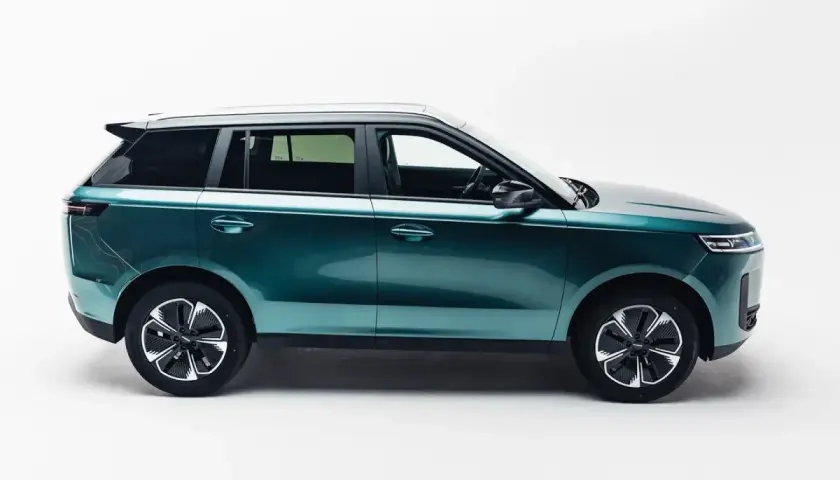Nowy Jaecoo 5 cena: stylowy, zielony SUV z nowoczesnymi felgami, gotowy na każdą drogę.