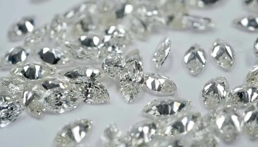 Eine Sammlung von funkelnden Diamanten in verschiedenen Schliffen, darunter Marquise und Tropfen. Jeder Stein zeigt den perfekten diamant schliff.