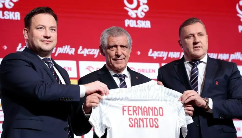 Fernando Santos, portugalski trener, z dumą prezentuje koszulkę reprezentacji Polski.