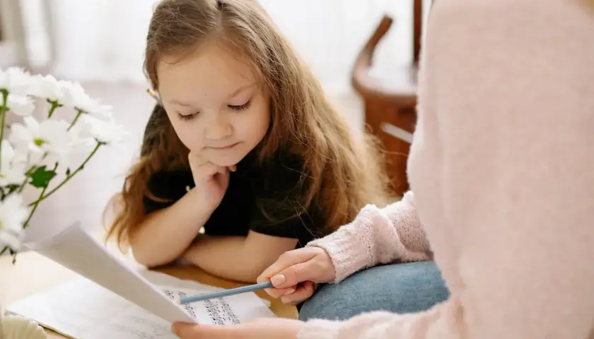 Dziewczynka uczy się tabliczki mnożenia do 30. Szybka nauka z pomocą mamy.