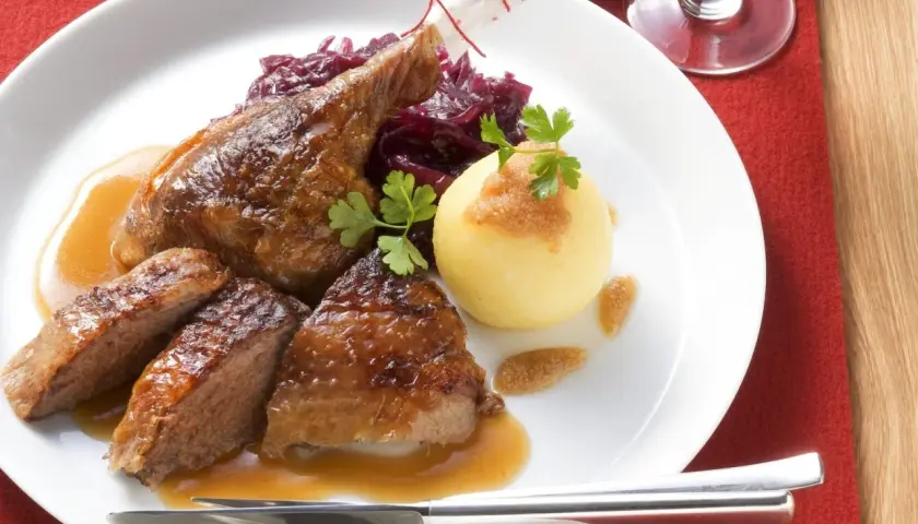 Gegrillte Ente mit Klößen und Rotkohl, ein köstliches rotkohl rezept.