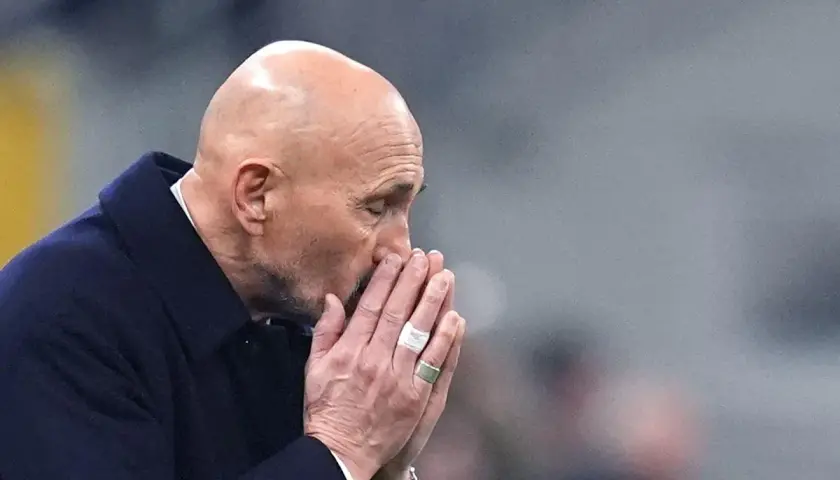 Trener Juventusu z dłońmi przy twarzy, w zamyśleniu podczas meczu Juventus – Sassuolo.