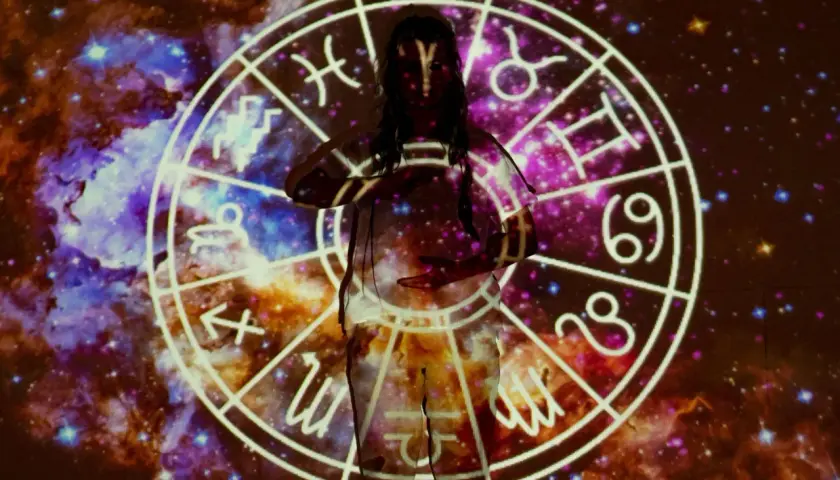 Osoba z projekcją zodiaku na ciele. W tle kosmiczna mgławica. Czy Rak to najgorszy znak zodiaku dla Lwa?