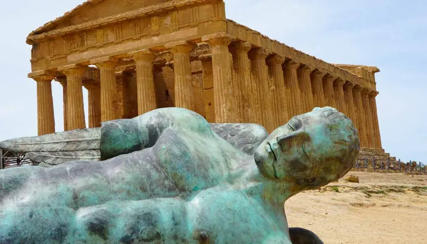 Statue d'ange en bronze patiné devant le temple de la Concorde, un joyau de la vallée des temples.