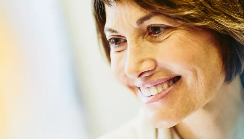 Sorriso di un'infermiera libera professionista che pensa al calcolo stipendio netto.