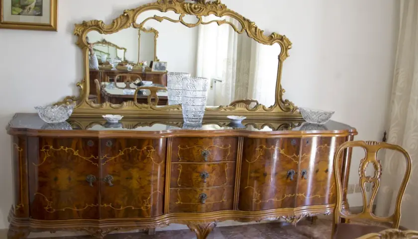 Mobile Chippendale con specchio dorato, un'idea per rinnovare mobili antichi con stile.