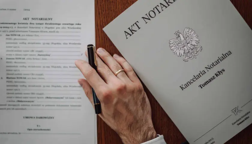 Akt notarialny i umowa darowizny. Dowiedz się, ile kosztuje poświadczenie podpisu u notariusza.