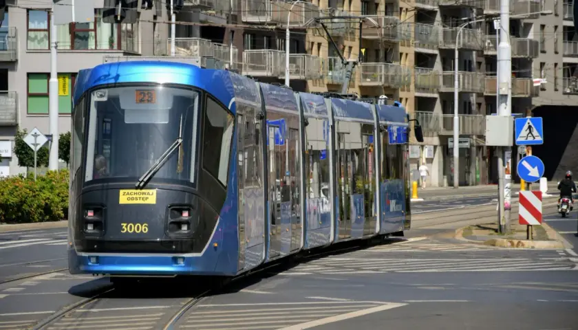 Błękitny tramwaj MPK nr 3006 jedzie po torach. Pytanie "jak dojechać z dworca w krakowie do prokocimia" może być rozwiązane tym środkiem transportu.