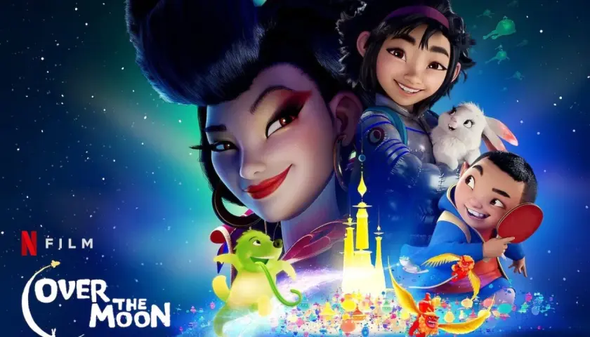 Póster de "Over the Moon", una película de animación con personajes infantiles, un conejo blanco y criaturas fantásticas en un cielo estrellado.
