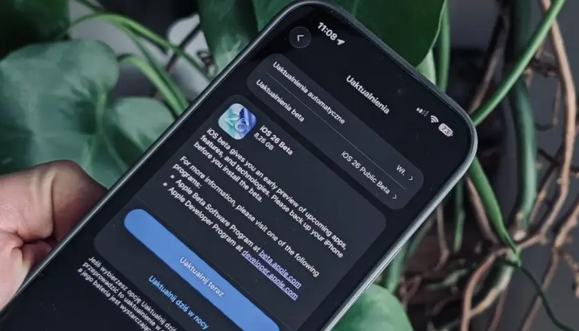 Na ekranie iPhone'a widać informację o pobieraniu aktualizacji iOS 26 Beta.