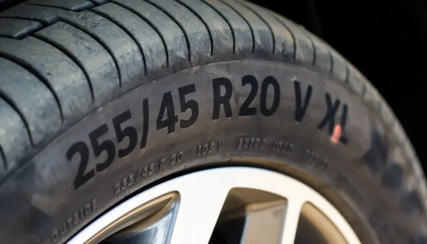 Opona samochodowa 255/45 R20 V XL. Gotowa na 91 godzin jazdy w każdych warunkach.