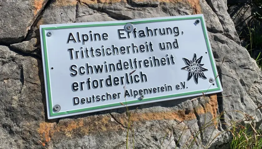Warnschild für das Wandern in den Alpen: Alpine Erfahrung, Trittsicherheit und Schwindelfreiheit erforderlich. Deutscher Alpenverein e.V.