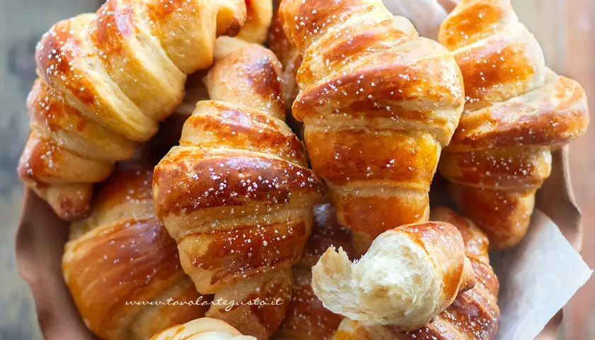 Brioches dorate e soffici, spolverate di zucchero a velo, perfette per la tua ricetta brioches pasticceria.