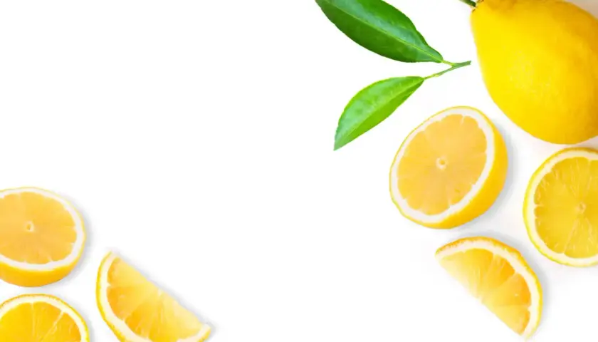 Limoni freschi e foglie verdi, un rimedio naturale per il mal di gola.