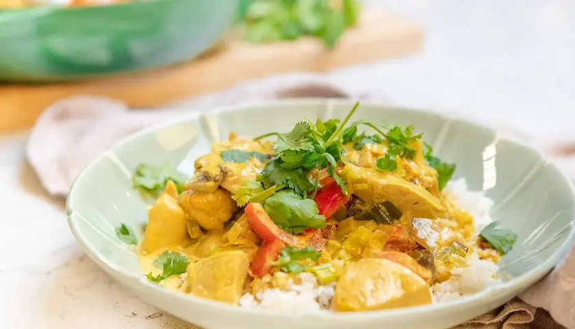 En krämig kyckling curry med ris, toppad med färsk koriander. En härlig och smakrik rätt som passar perfekt för en mysig middag.
