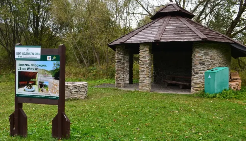 Kamienny zadaszony pawilon i studnia przy ścieżce widokowej "Sine Wiry II". Idealne miejsce na odpoczynek z dzieckiem.