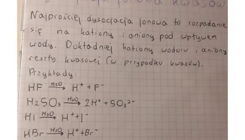 Dysocjacja jonowa kwasów: rozpad na kationy i aniony pod wpływem wody. Przykłady: HF, H2SO3, HI, HBr, HNO2.