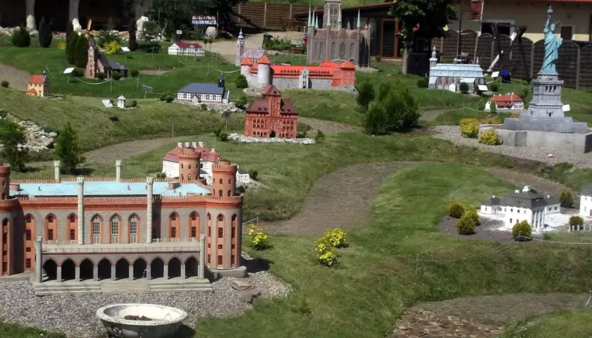 Miniaturowy park z replikami budowli, w tym zamku i Statuy Wolności. Wiele wieżyc i atrakcji czeka na odkrycie.