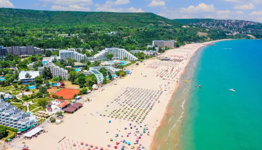 Bułgaria jakie morze? Piękna, piaszczysta plaża z mnóstwem leżaków i parasoli, hotele i zielone wzgórza nad turkusowym Morzem Czarnym.