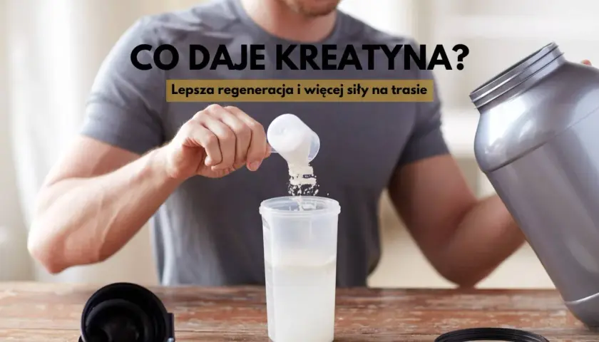 Mężczyzna przygotowuje odżywkę. Dowiedz się, co daje kreatyna: lepsza regeneracja i więcej siły na trasie.