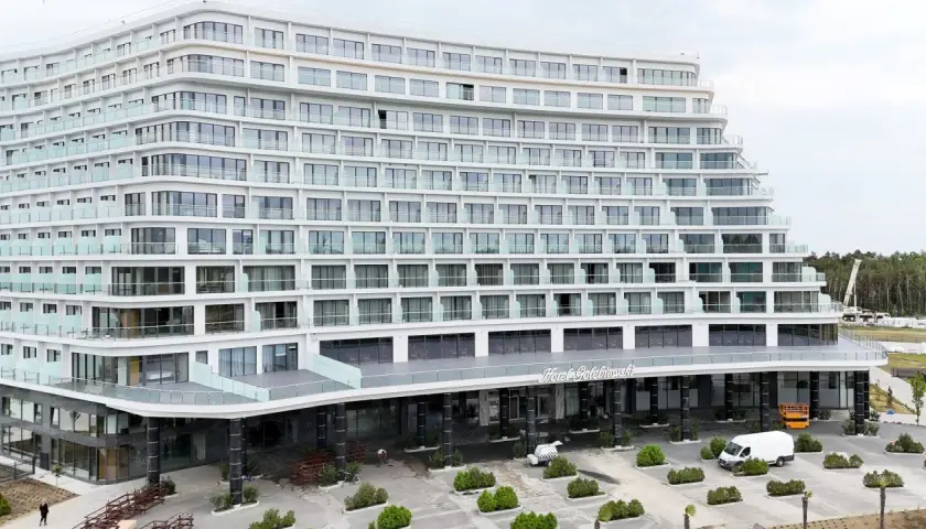 Nowy hotel Gołębiewski w Pobierowie, kiedy otwarcie? Nowoczesny budynek z balkonami i widokiem na las.