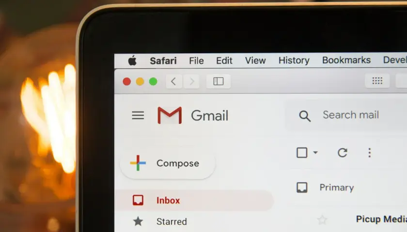Jak napisać skuteczny e-mail? Wzory, zasady, przykłady