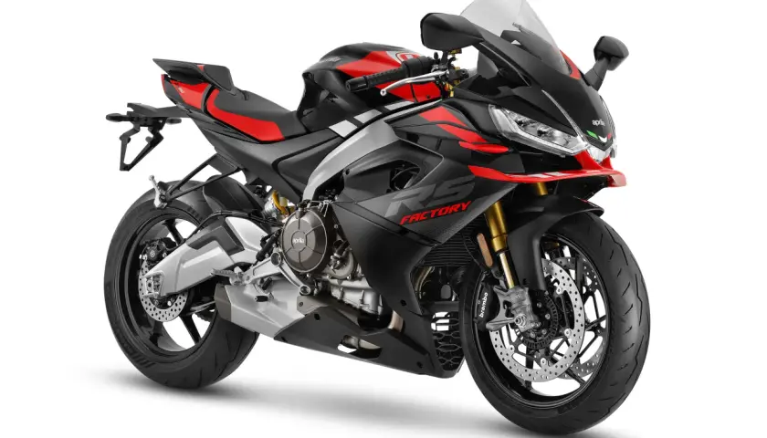 Aprilia RS 660 Factory, una moto deportiva negra y roja con 100 cv de potencia, lista para la acción.