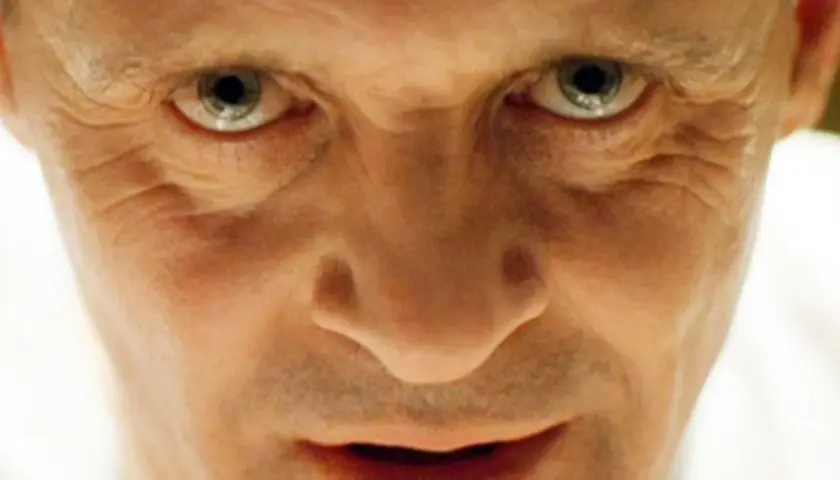 Anthony Hopkins w filmach budzi grozę. Jego spojrzenie w tym kadrze zapada w pamięć.
