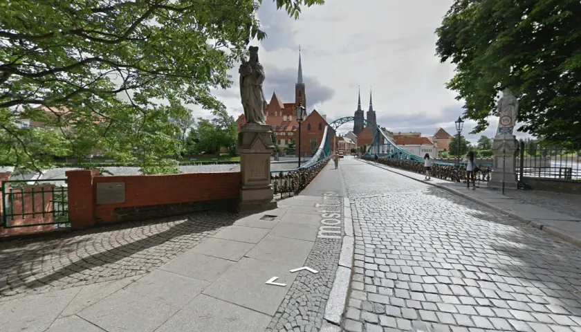 Most Tumski we Wrocławiu, z widokiem na katedrę i wieże kościelne. Spacer po brukowanym chodniku na Ostrowie Tumskim.