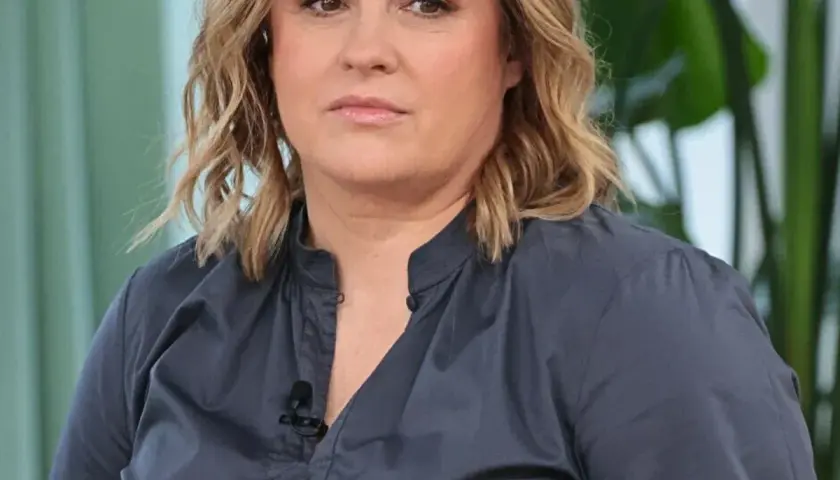 Joanna Kołaczkowska w ciemnej bluzce, z fryzurą w stylu bob. Mąż Joanny Kołaczkowskiej, jeśli to on, pewnie by się nią zachwycił.
