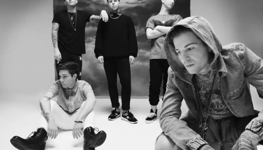 Pięciu młodych mężczyzn, w tym członkowie zespołu the neighbourhood wdywfm, pozuje do czarno-białego zdjęcia.