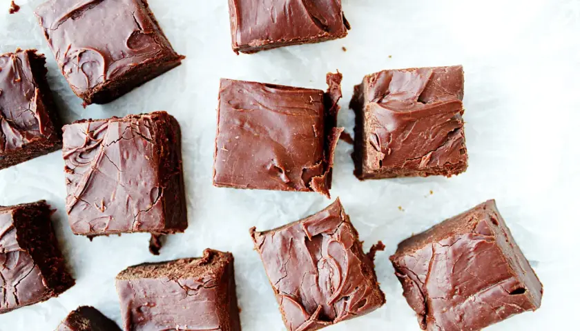 Många bitar av chokladfudge, perfekta för ett enkelt fudge recept.
