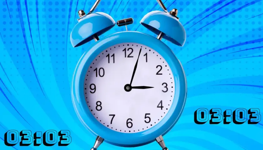 Reloj despertador azul con números 03:03. El 0303 significado espiritual es un llamado a la acción y la manifestación.