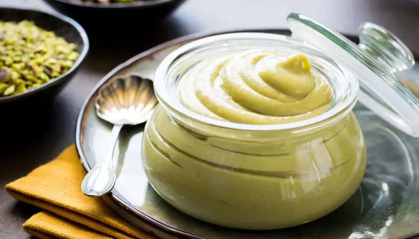 Crema pasticcera al pistacchio, pronta per essere gustata. Una ricetta golosa e facile da preparare.