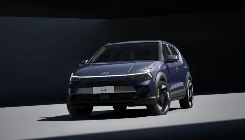 Un Hyundai i20 azul oscuro, listo para una prueba de manejo, con luces LED frontales y un diseño moderno.