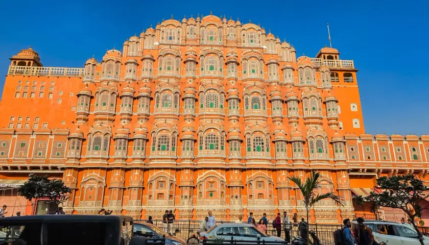 Der Palast der Winde in Jaipur, Indien, mit seiner ikonischen Fassade aus zahlreichen kleinen Fenstern, die den königlichen Damen Privatsphäre boten.