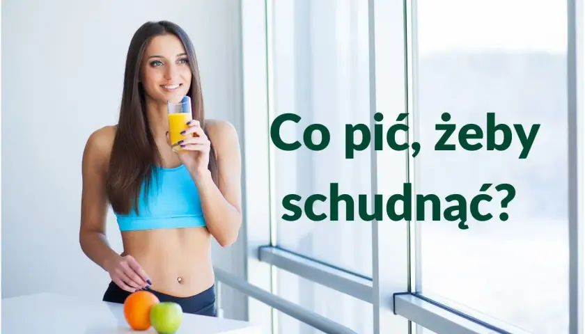 Kobieta w sportowym stroju pije sok pomarańczowy, obok leżą owoce.