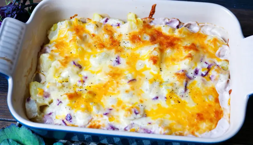 Kohlrabi-Auflauf mit geschmolzenem Käse und lila Kohlstreifen, frisch aus dem Ofen.