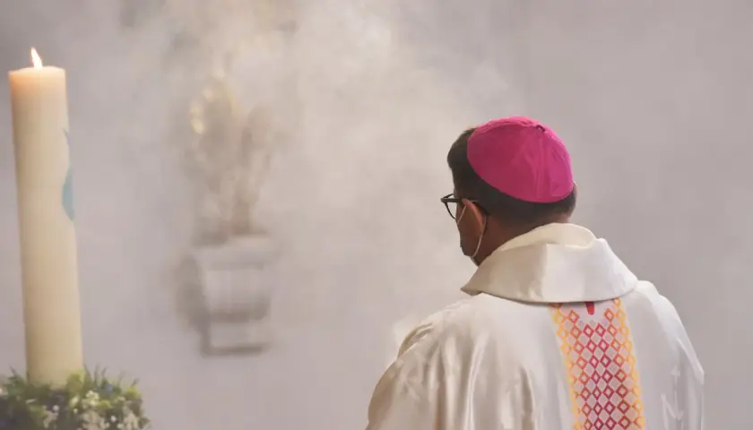 Biskup w Polsce w okadzonym kościele. Czy jego zarobki są adekwatne do posługi?