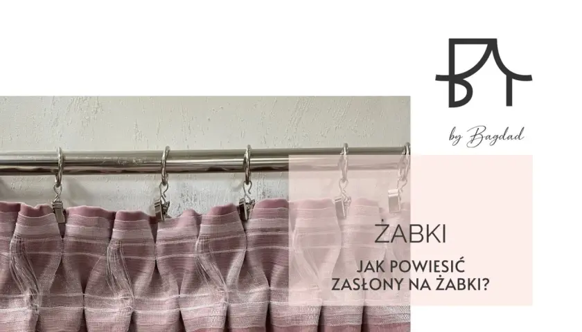 Zasłony upięte na karniszu za pomocą żabek. Tekst: "Żabki. Jak powiesić zasłony na żabki?".
